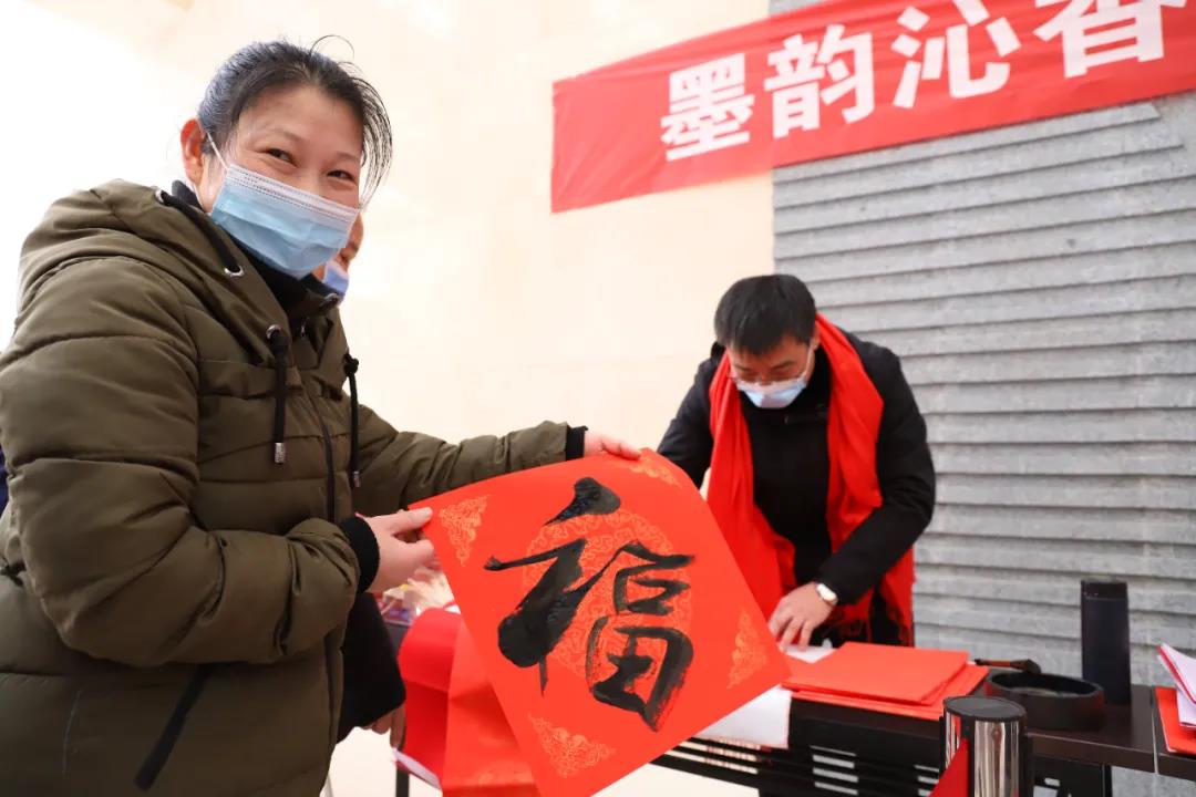 【翰墨迎春】宿遷市書法家協(xié)會書法家走進市鐘吾醫(yī)院寫春聯(lián)、送祝福(圖4)