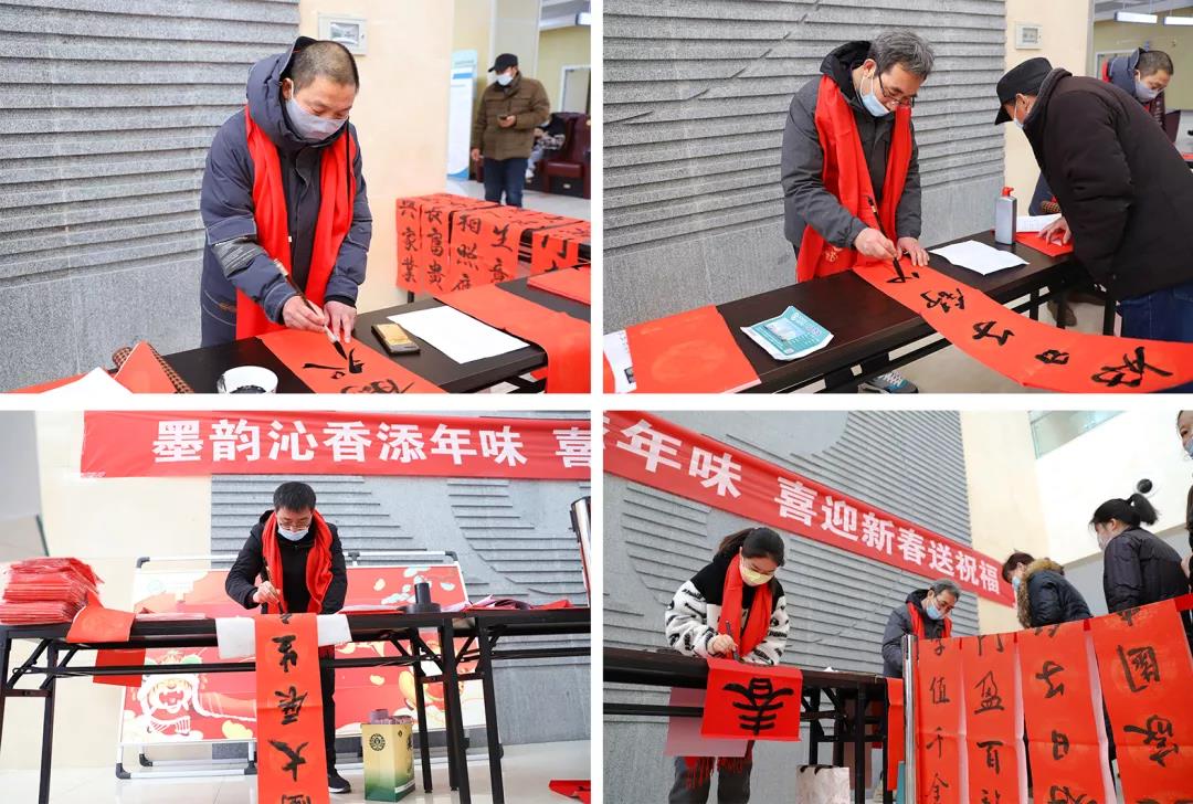 【翰墨迎春】宿遷市書法家協(xié)會書法家走進市鐘吾醫(yī)院寫春聯(lián)、送祝福(圖2)