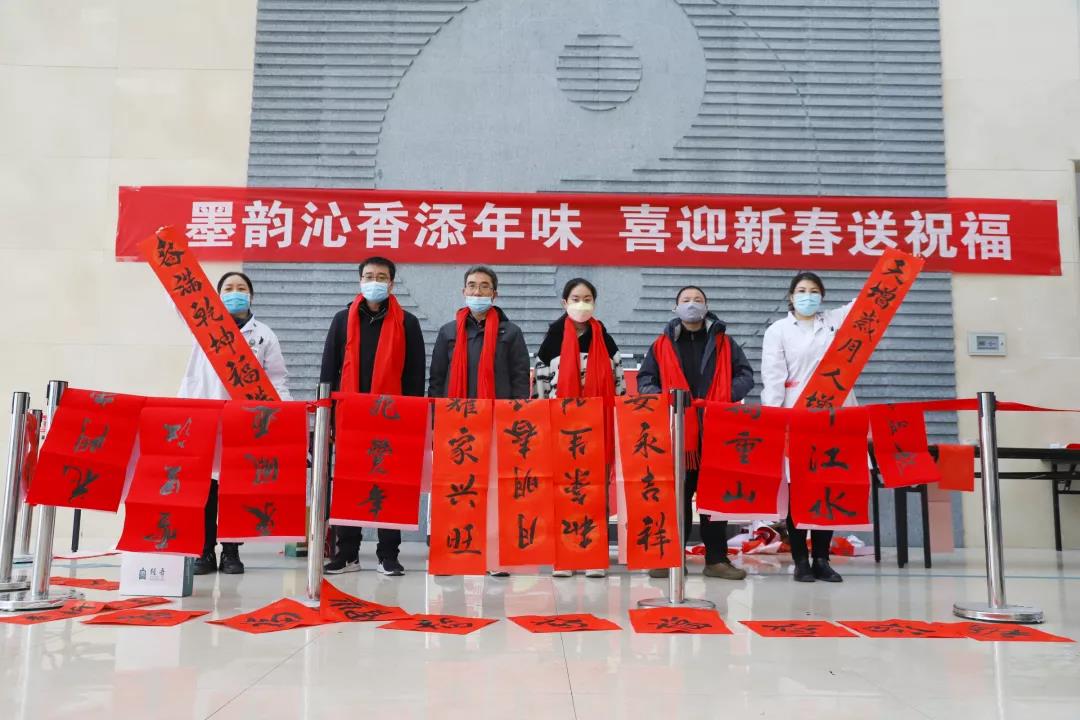 【翰墨迎春】宿遷市書法家協(xié)會書法家走進市鐘吾醫(yī)院寫春聯(lián)、送祝福(圖6)